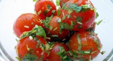 Recept na lehce slaná cherry rajčata s instantním česnekem